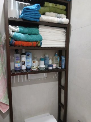 Estantería de baño de madera