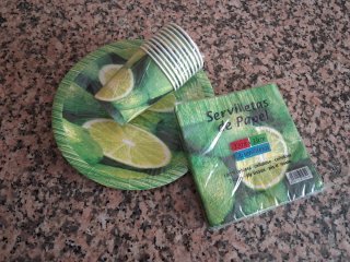 Cesta de picnic con vasos, platos y servilletas