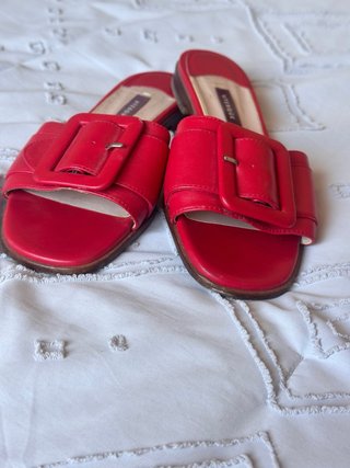 Sandalias planas Uterqüe rojas con hebilla