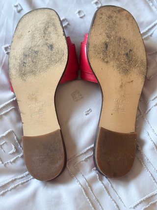 Sandalias planas Uterqüe rojas con hebilla