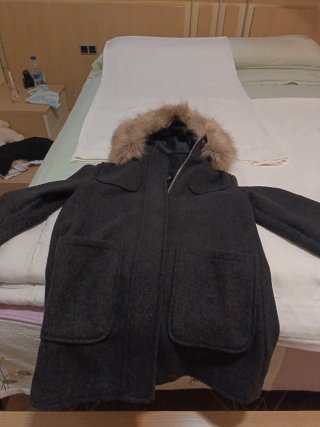 Abrigo de invierno gris con capucha