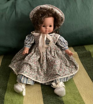 Muñeca antigua con vestido floral