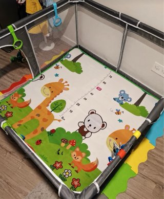 Parco giochi con tappeto di gioco
