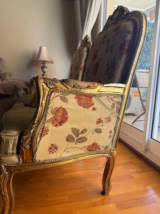 Sillón Vintage Dorado con Tapicería Floral