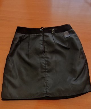 Falda negra con tachuelas H&M
