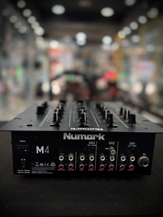 Mesa de mezclas Numark M4