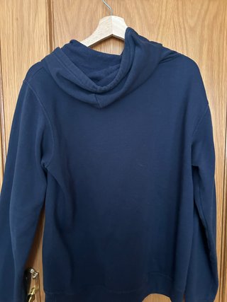 Sudadera azul con capucha y texto japonés