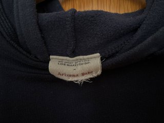 Sudadera azul con capucha y texto japonés