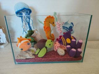 Acquario amigurumi con pesci e coralli