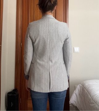 Americana Stradivarius gris rayas blancas