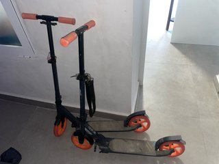 2 Patinetes Plegables Naranja y Negro
