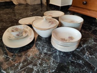 Vajilla de porcelana con diseño floral