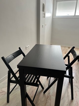 Mesa extensible y 2 sillas a juego , marrón/negro