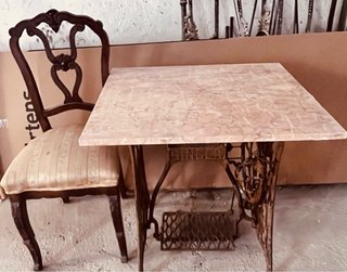 Mesa Singer antigua con mármol + Silla