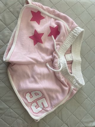 Shorts Zara rosas con estrellas y número 95