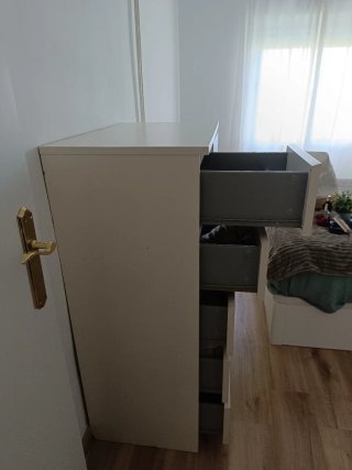 Cómoda de cajones blanca y gris