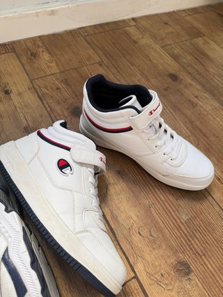 Lote 2 Zapatillas Deportivas Blancas Champion y Fi