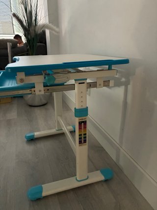 Mesa escritorio infantil azul y blanco. Elevable