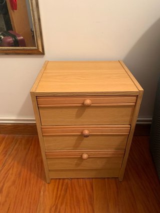 Mesita de noche de madera