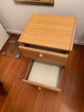 Mesita de noche de madera