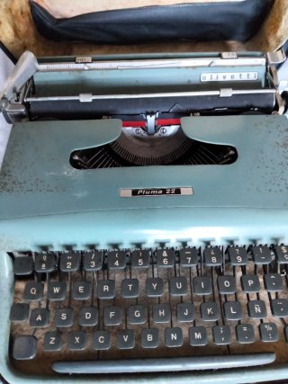Máquina de Escribir Olivetti Pluma 22
