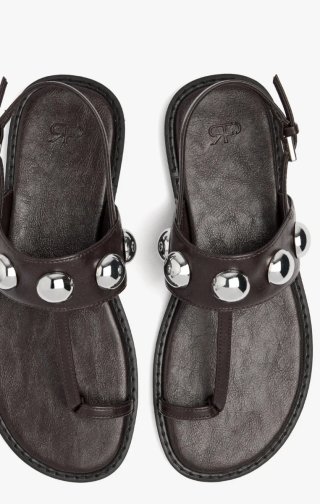 Sandalias planas marrones con tachuelas