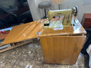 Antigua máquina de coser Alfa con mueble