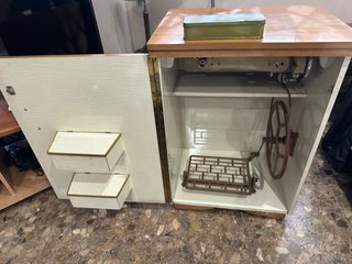 Antigua máquina de coser Alfa con mueble