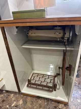 Antigua máquina de coser Alfa con mueble