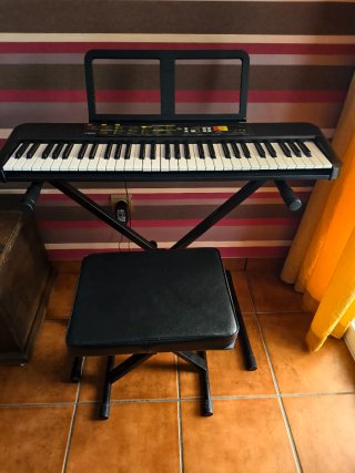 Teclado Yamaha con soporte y banco