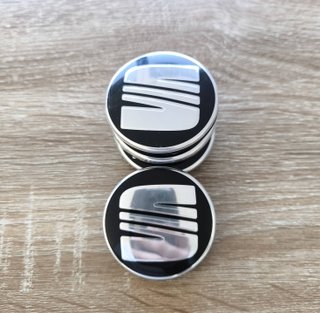 TAPABUJES SEAT 56mm NEGROS CON EMBLEMA PLATA
