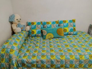 Cortinas y barra,Edredón Cama y cojines