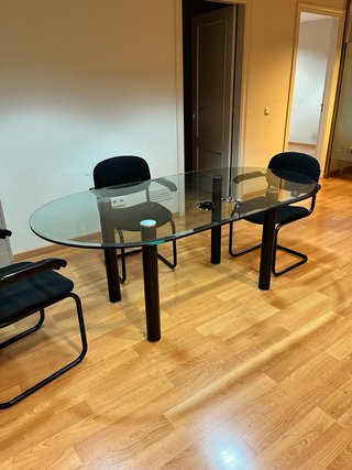Mesa de cristal ovalada con patas metálicas
