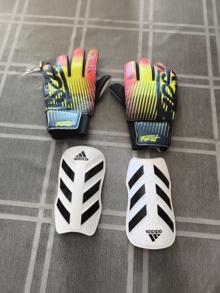 Guantes portero Kipsta y espinilleras Adidas