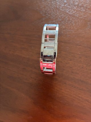 Reloj de pulsera plateado con detalles brillantes