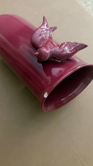 Jarrón Burdeos con Pájaros Decorativos