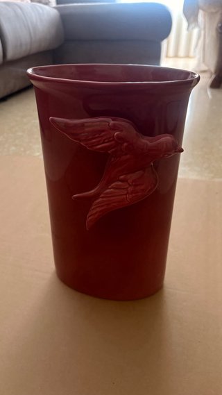 Jarrón Burdeos con Pájaros Decorativos