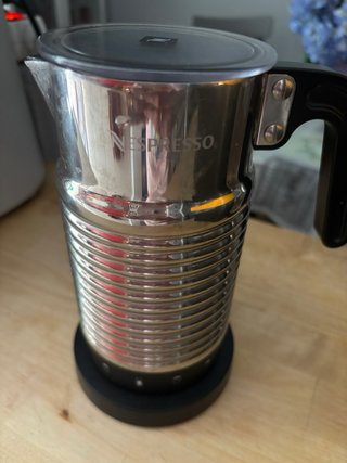 Macchina da caffè Nespresso Vertuo Gialla