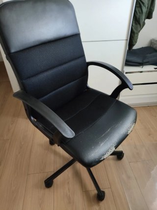 Silla escritorio de oficina negra con ruedas