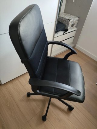 Silla escritorio de oficina negra con ruedas