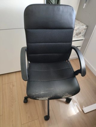 Silla escritorio de oficina negra con ruedas