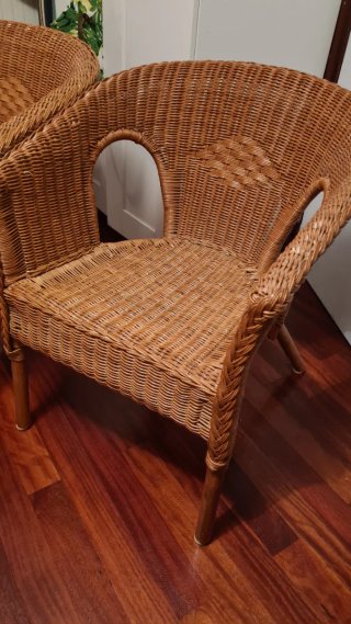 Sillón de ratán marrón