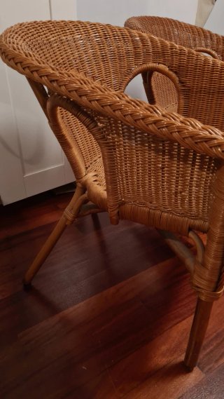 Sillón de ratán marrón