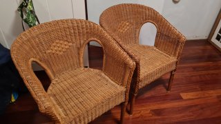 Sillón de ratán marrón