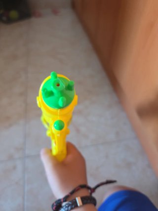 Pistola de agua amarilla y azul