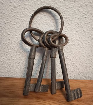 Juego de 4 llaves antiguas