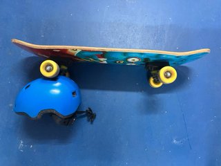 Skate infantil y casco azul
