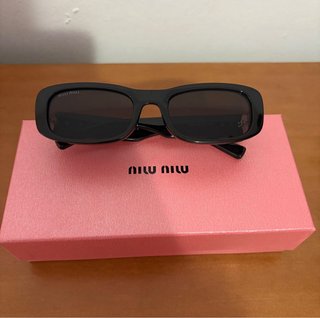 Gafas de sol Miu Miu negras