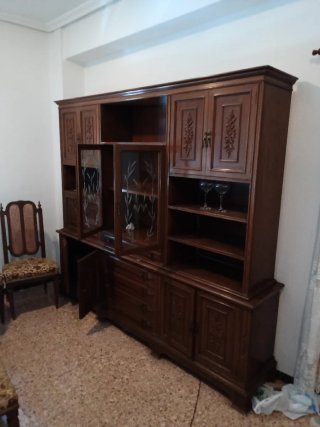Mueble de comedor de madera oscura