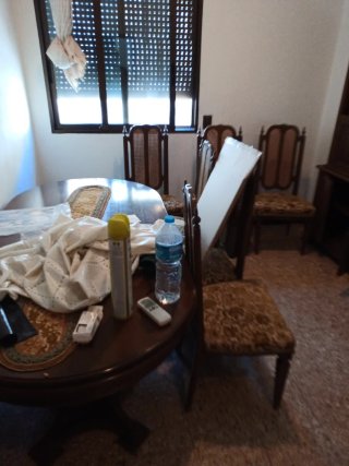 Mueble de comedor de madera oscura